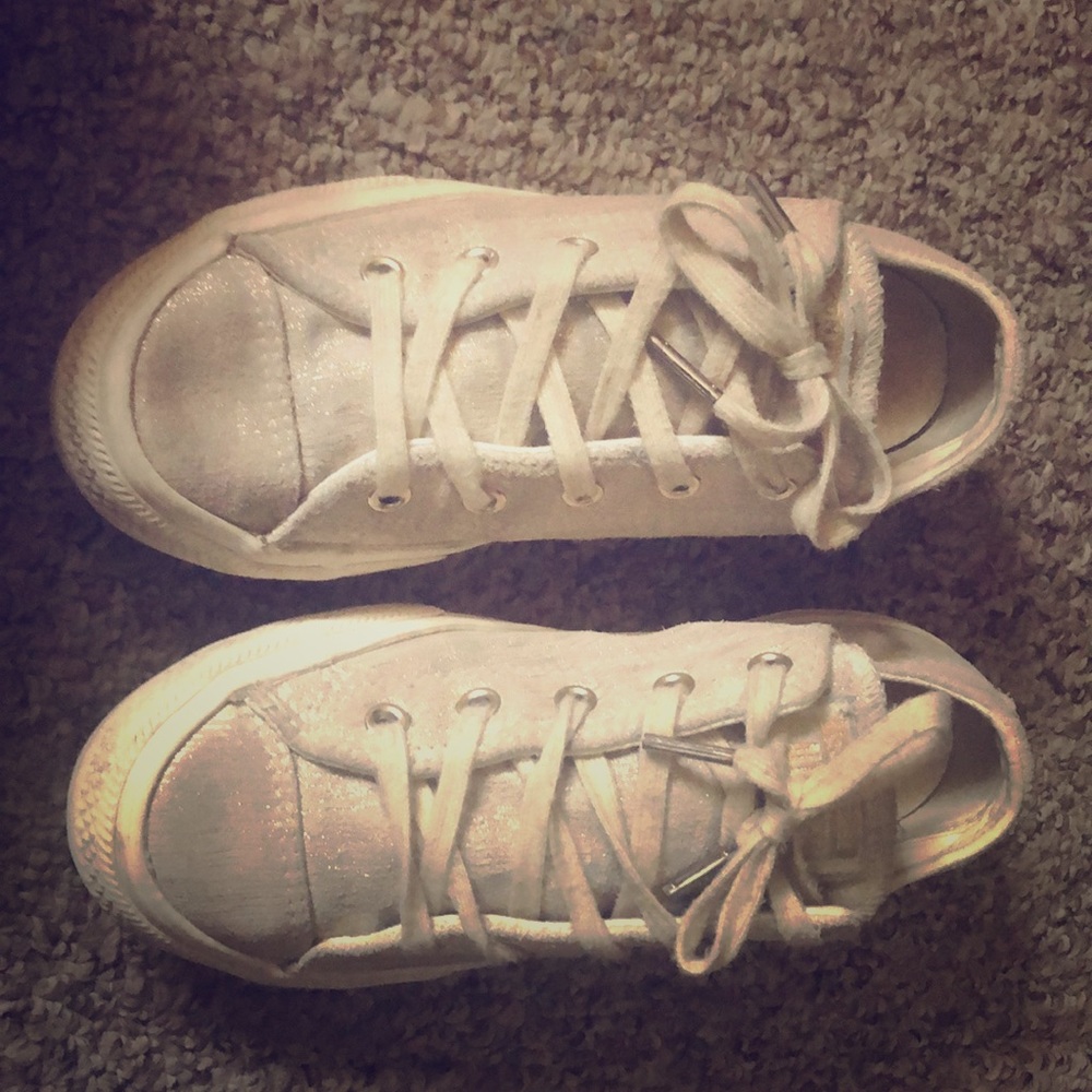 Converse shoes size 6 only wore them twice